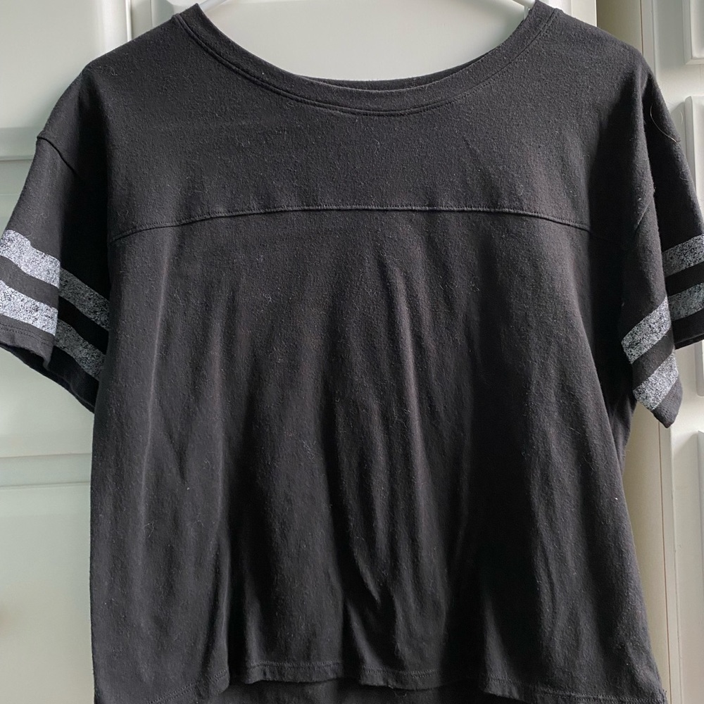 Black cropped tee